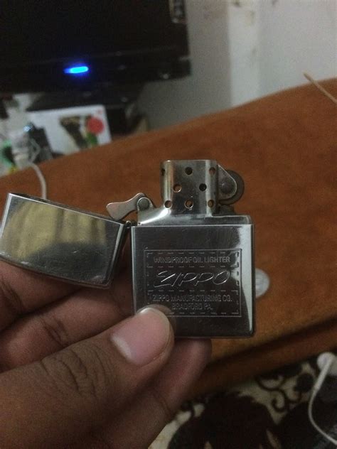 mengisi ulang korek zippo.